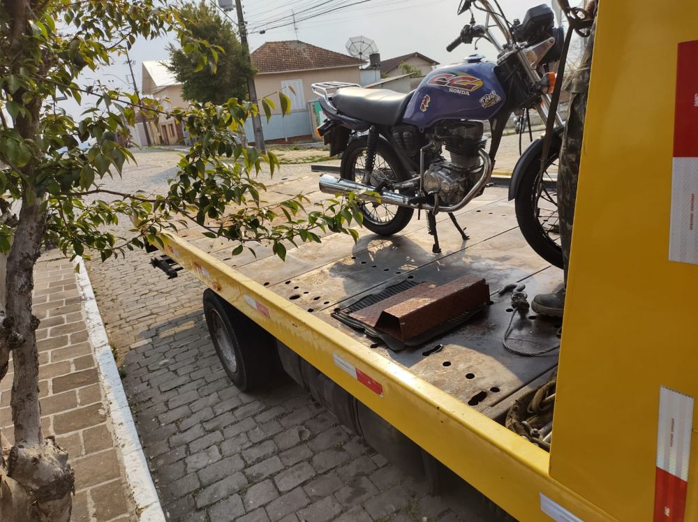 Menor é apreendido pilotando moto com mais de R$ 7 mil em multas em Bento