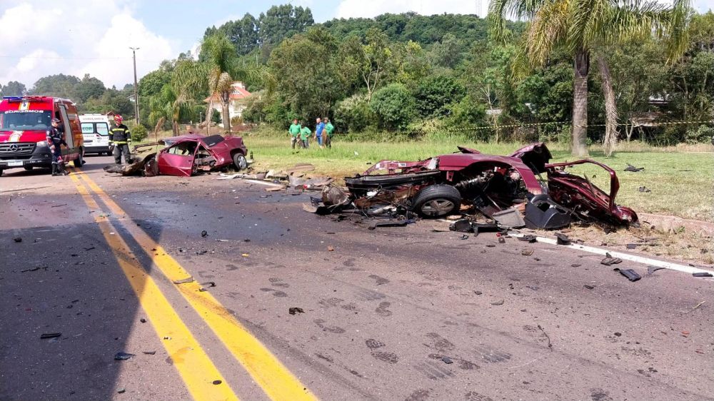 Carro se parte em dois após acidente com carreta em Santo Antônio de Castro