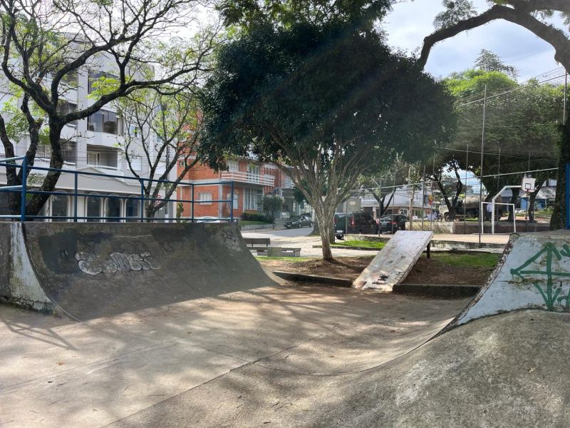 Praça Martini Rossi recebe manutenção da Prefeitura