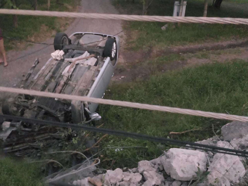 Motorista perde controle e capota veículo no roteiro Caminhos de Pedra em Bento
