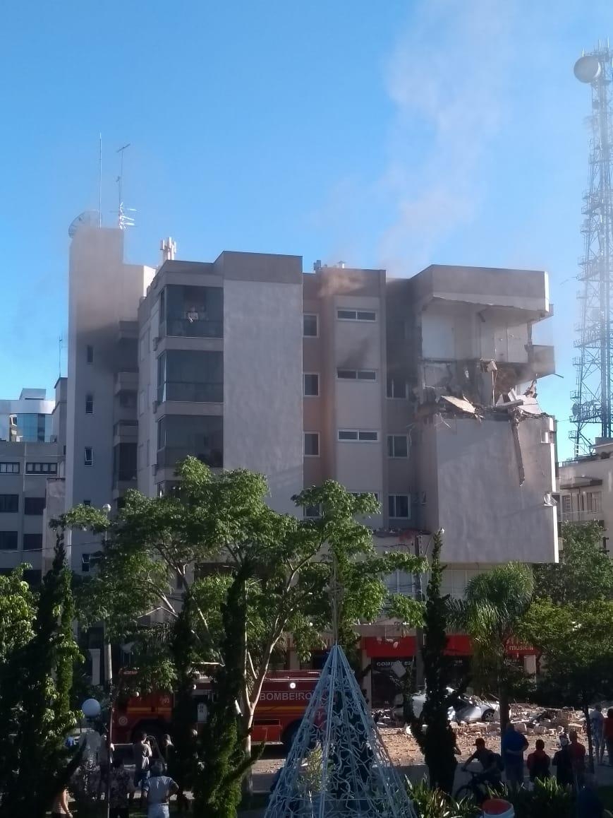 Possível vazamento de gás causa grave explosão e incêndio em prédio de Farroupilha