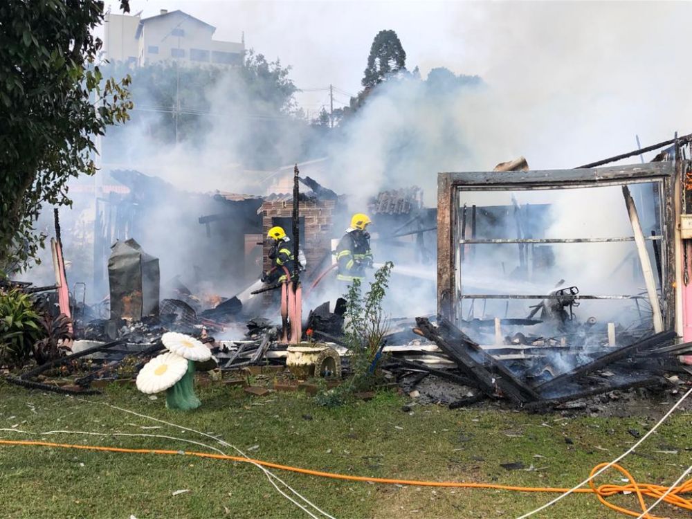 Idosa morre carbonizada em incêndio à residência em Carlos Barbosa