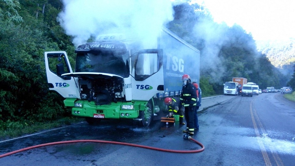 Caminhão incendeia e deixa ERS- 446 bloqueada em Carlos Barbosa