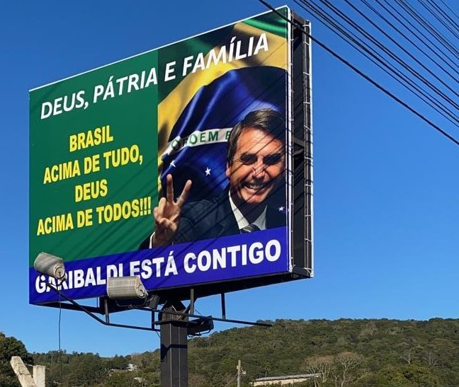 Apoiadores de Bolsonaro instalam outdoor em Garibaldi