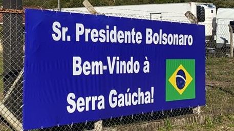 Apoiadores de Bolsonaro instalam outdoor em Garibaldi