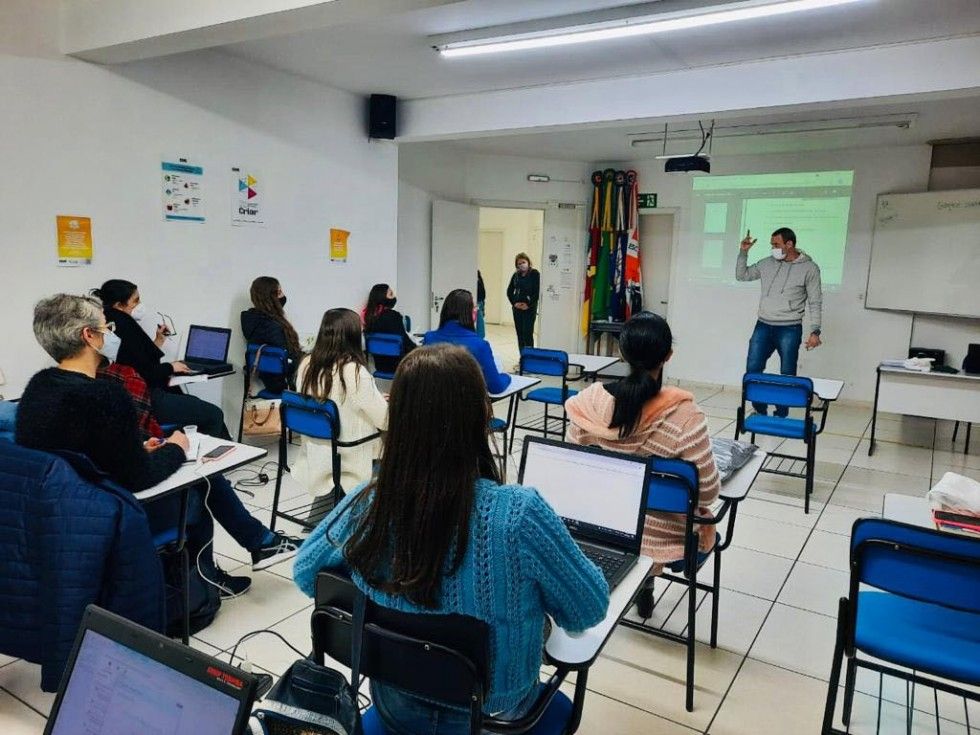 Professores de Carlos Barbosa recebem curso de qualificação para ensino híbrido