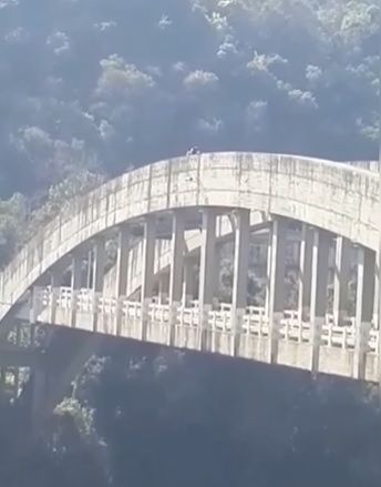 Casal é flagrado tendo relações sexuais na ponte do Rio das Antas