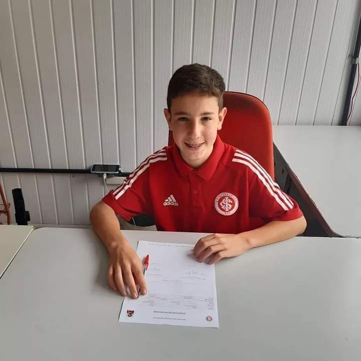 Garibaldense de 13 anos assina contrato com o Internacional