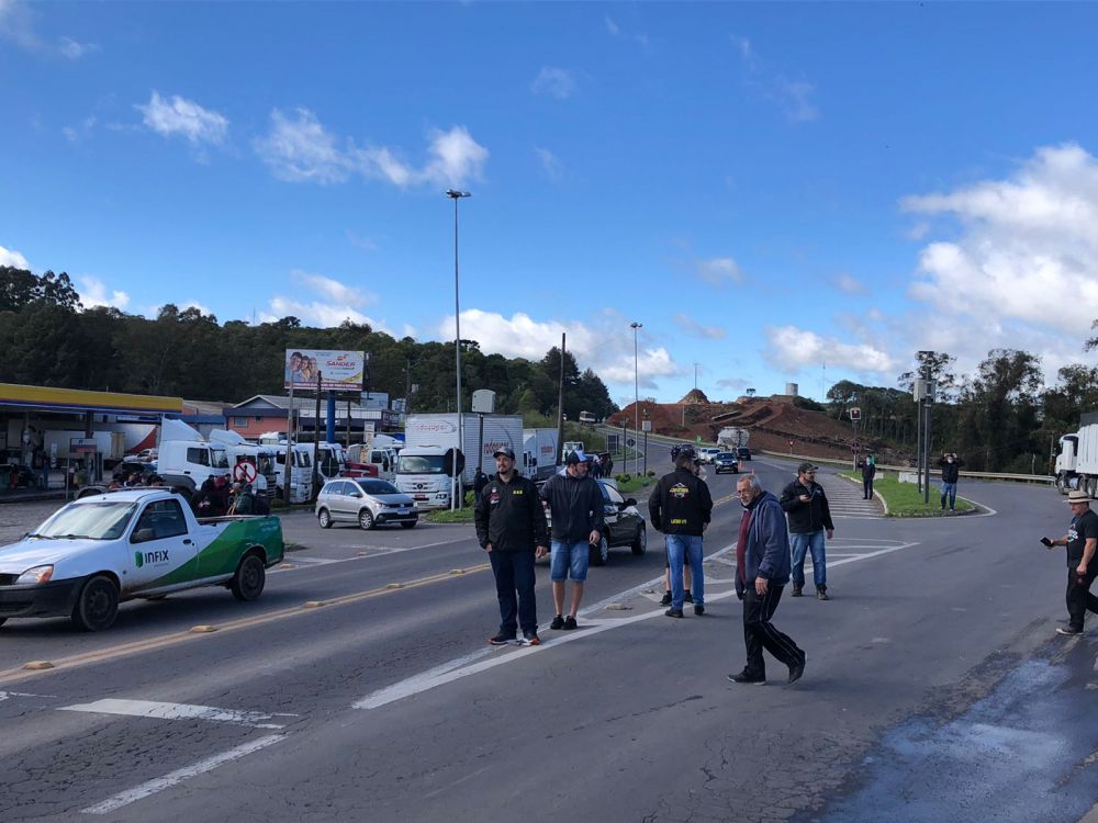 Caminhoneiros iniciam mobilização na BR-470 em Garibaldi