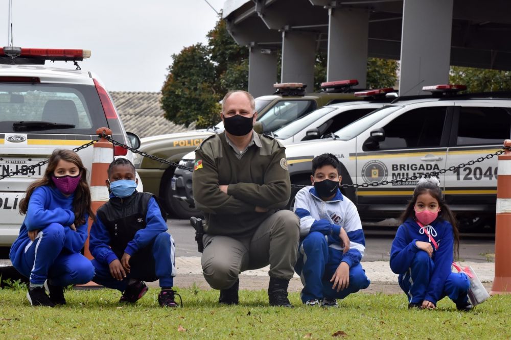 Brigada Militar de Bento presenteia alunos em ação especial ao Dia das Crianças
