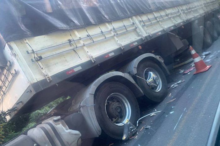 Acidente entre três caminhões deixa duas pessoas feridas na ERS-446