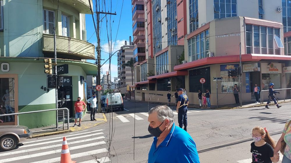 Caminhão Guincho arranca fios elétricos no centro de Bento