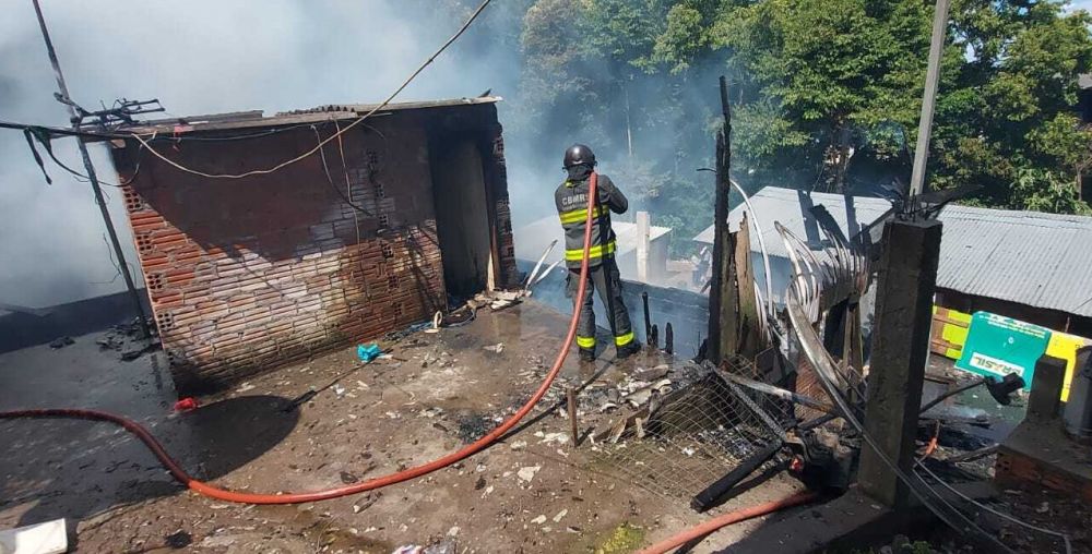 Incêndio de grandes proporções destrói três residências em Bento