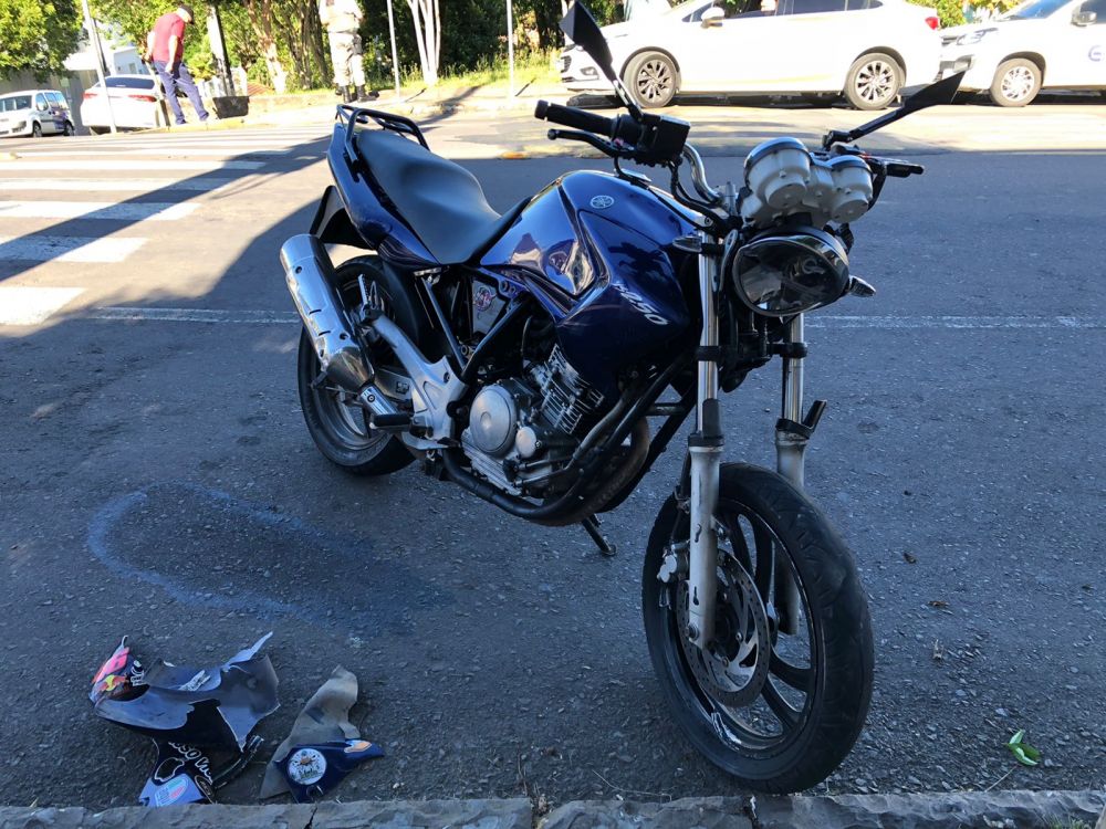 Jovem fica ferido após colisão entre carro e moto em Garibaldi
