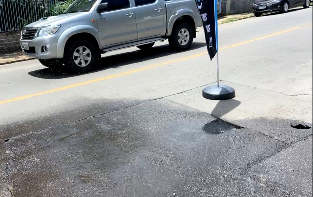 Vazamento de água faz asfalto ceder em Bento