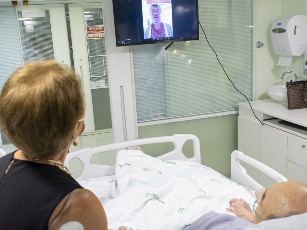 Casal celebra 60 anos de casado na UTI do Hospital Tacchini