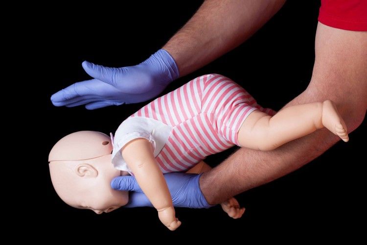 Bombeiros salvam bebê de 17 dias de engasgo em Bento