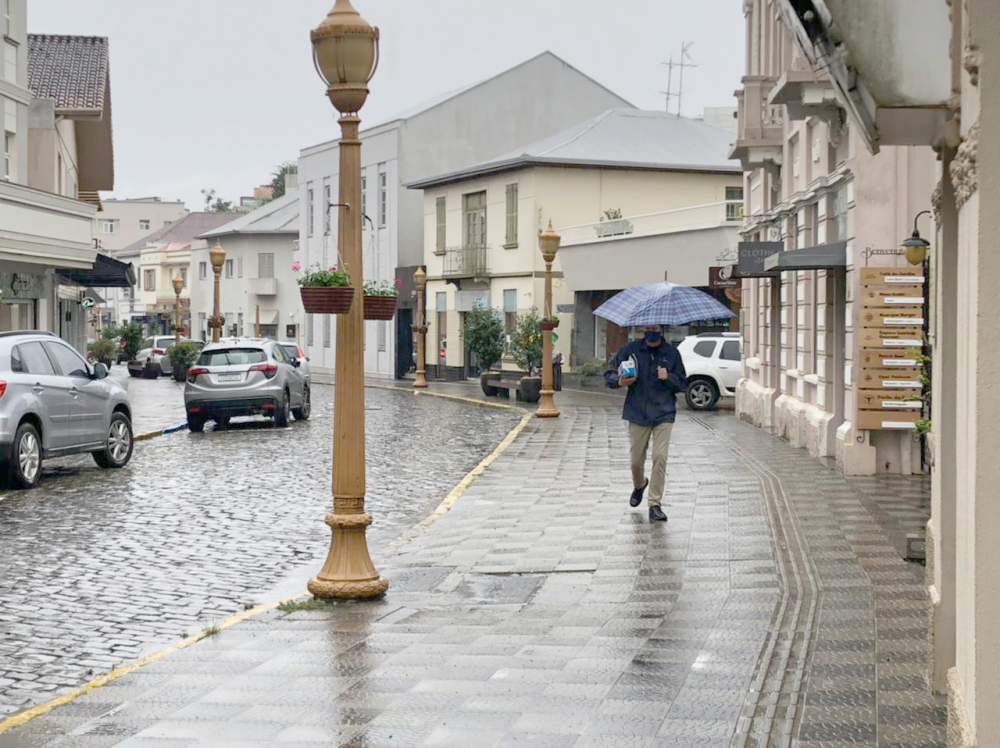 Frente fria traz chuva e derruba as temperaturas na Serra Gaúcha