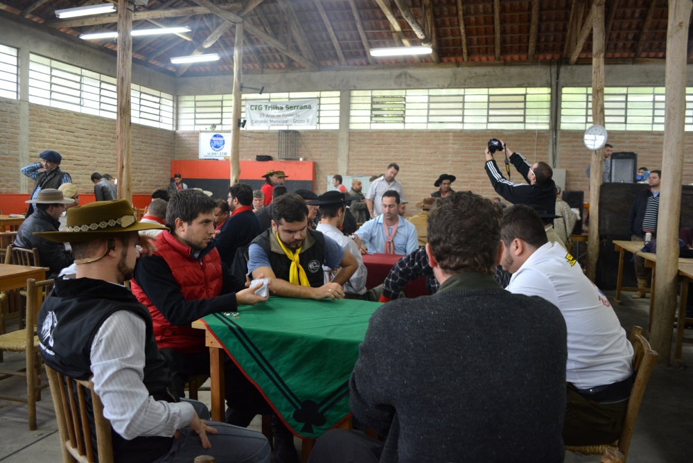 Torneio de Truco reúne centenas de pessoas em Carlos Barbosa