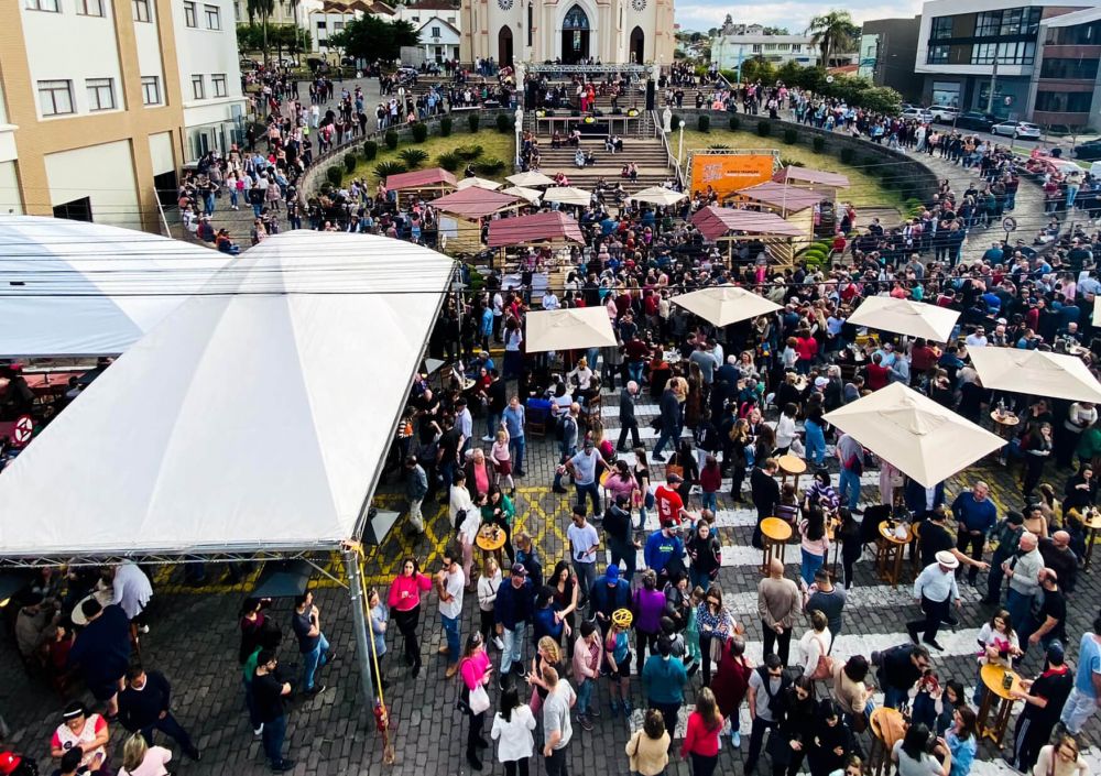 Festival do Grostoli de Garibaldi atraiu cinco vezes mais público que o Festiqueijo em Carlos Barbosa