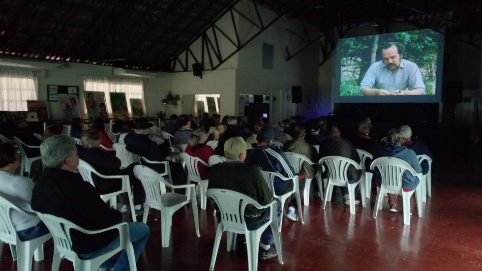 Mais de 500 pessoas assistiram aos filmes do Teixeirinha em Carlos Barbosa
