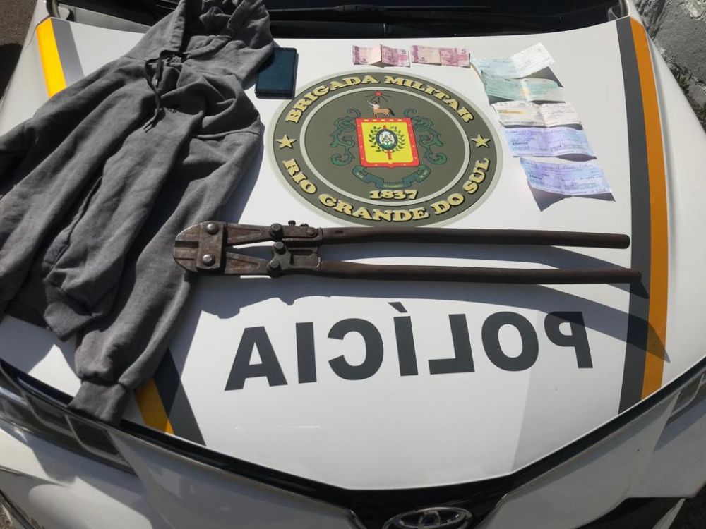 Brigada Militar prende homem com veículos e cheques furtados em Bento