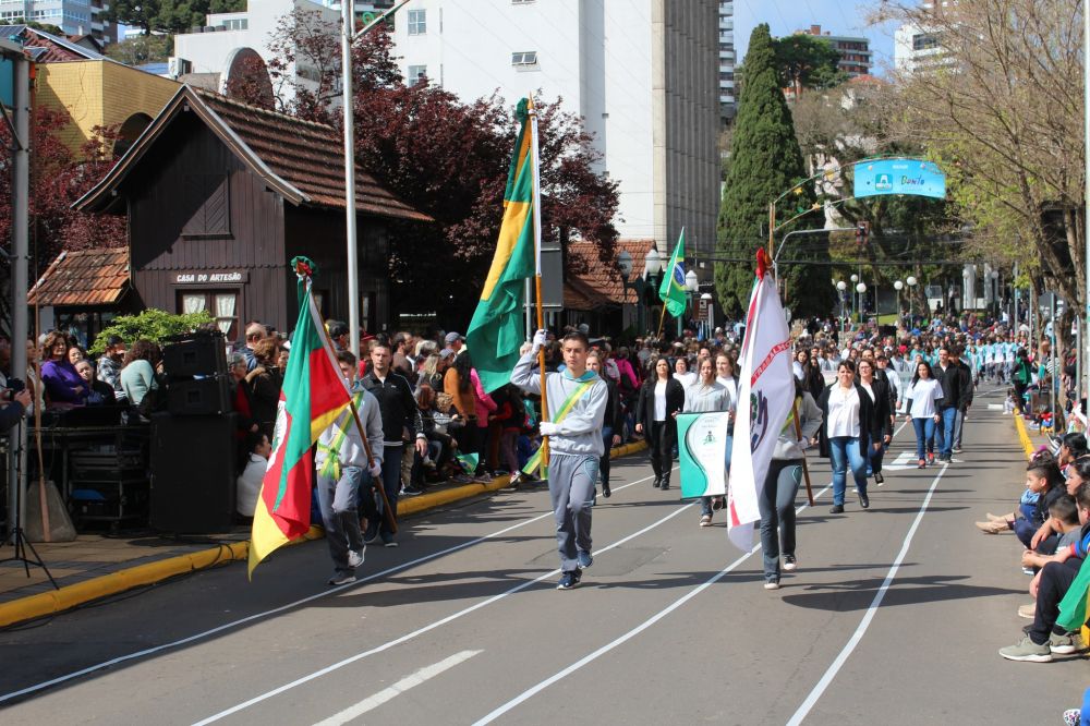 Desfile de 7 de setembro reúne cerca de 15 mil pessoas em Bento