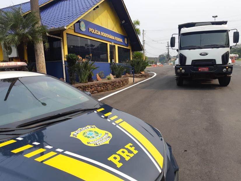 PRF prende motorista de caminhão dirigindo com CNH falsa em Bento Gonçalves
