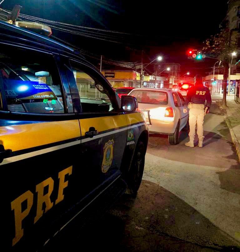 Dupla é presa com carro furtado a menos de 24 horas em Bento Gonçalves