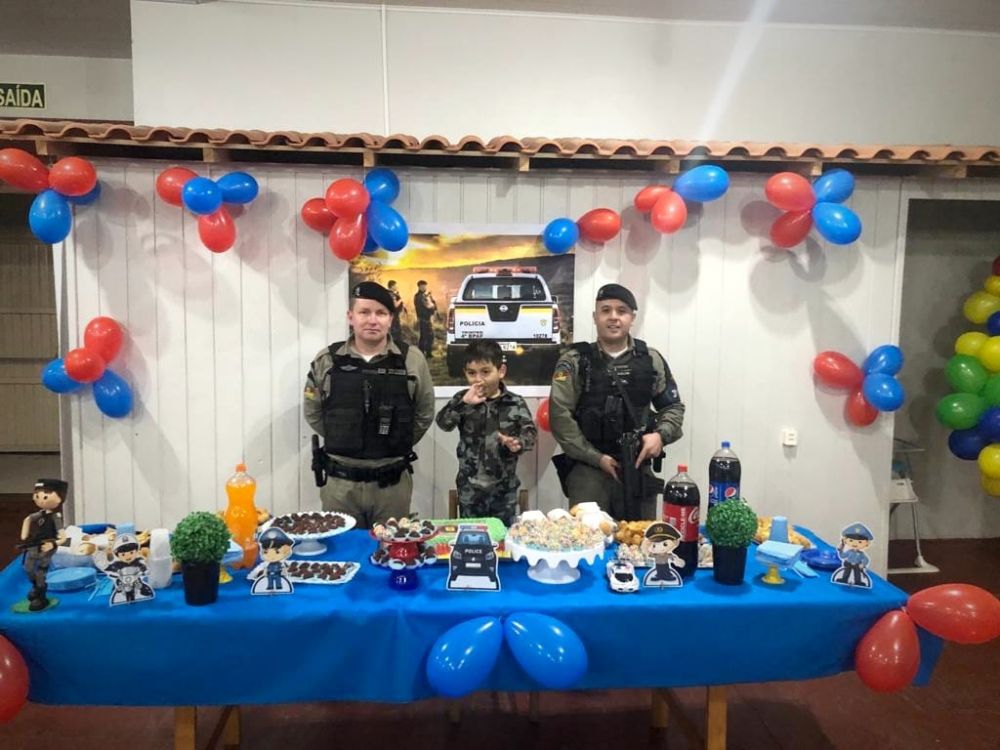 Brigada Militar participa de aniversário de menino de 4 anos em Bento Gonçalves