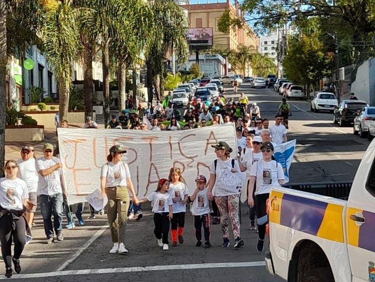 Família e amigos realizam caminhada por justiça pela morte de ciclista atropelado, em Bento