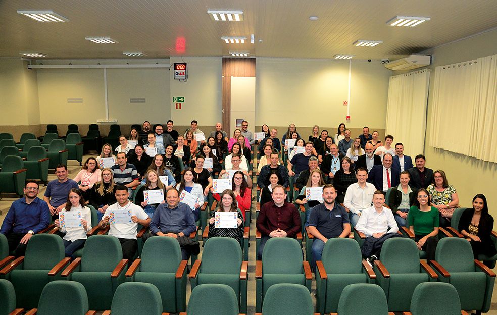 Estudantes recebem certificado do Projeto Empreendedor Júnior