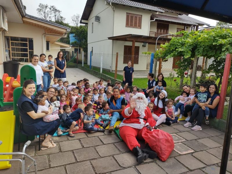 Escolas de Garibaldi recebem visita do Papai e Mamãe Noel 