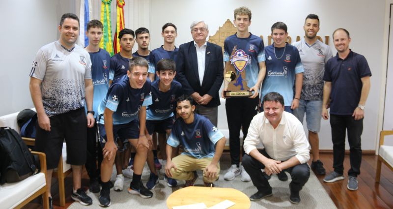 Prefeito Chesini recepciona equipe sub-17 do Garibaldi Futsal