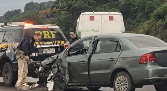 Automóvel desgovernado colide contra caminhão em Garibaldi