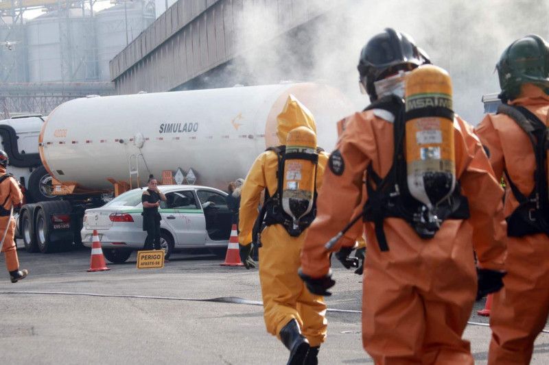 Bombeiros fazem simulação de derramamento de produto químico