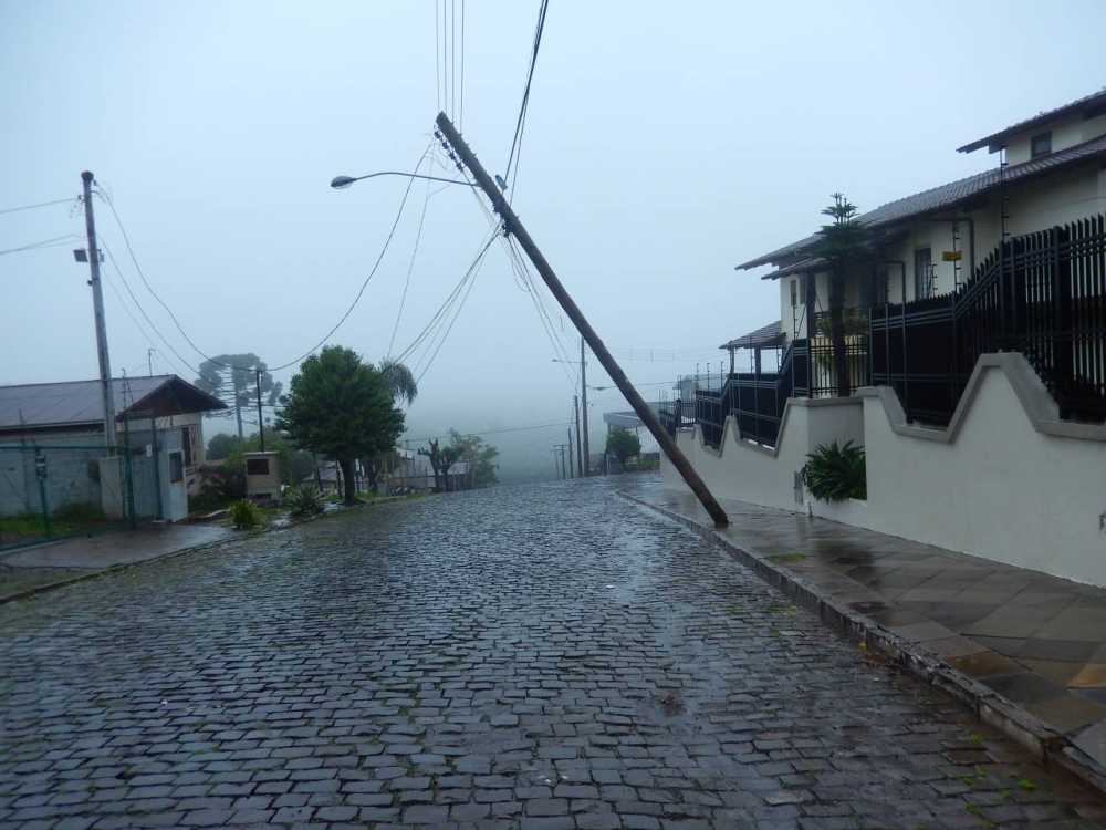Temporal derruba postes de energia em Farroupilha