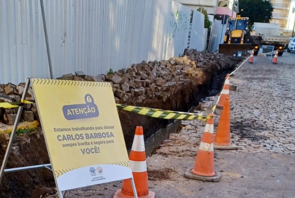 Rompimento de tubulação altera trânsito em rua de Carlos Barbosa