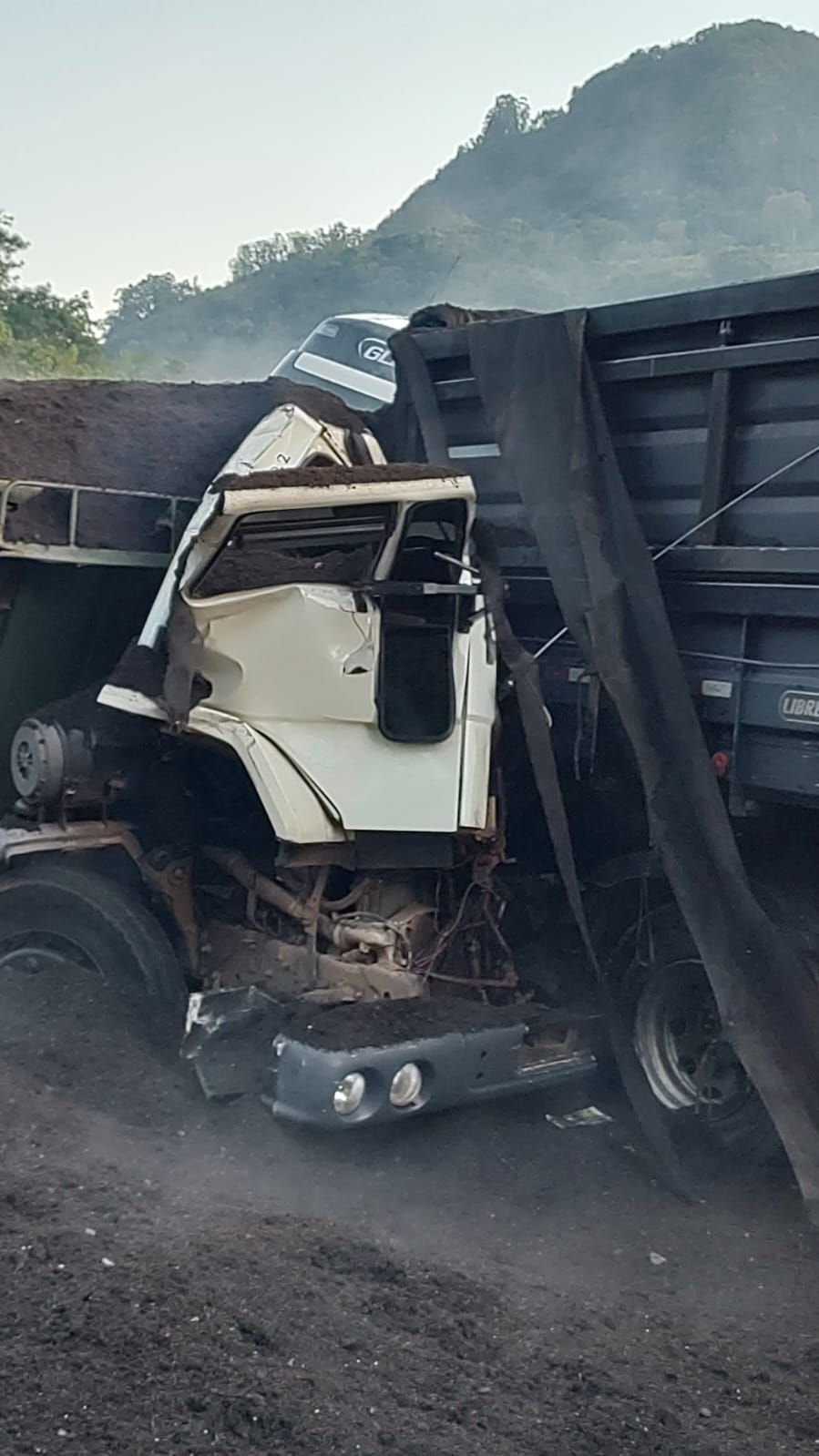 Colisão entre dois caminhões resulta em uma vítima fatal