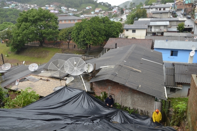 Defesa Civil trabalha para atender atingidos pela chuva em Bento Gonçalves