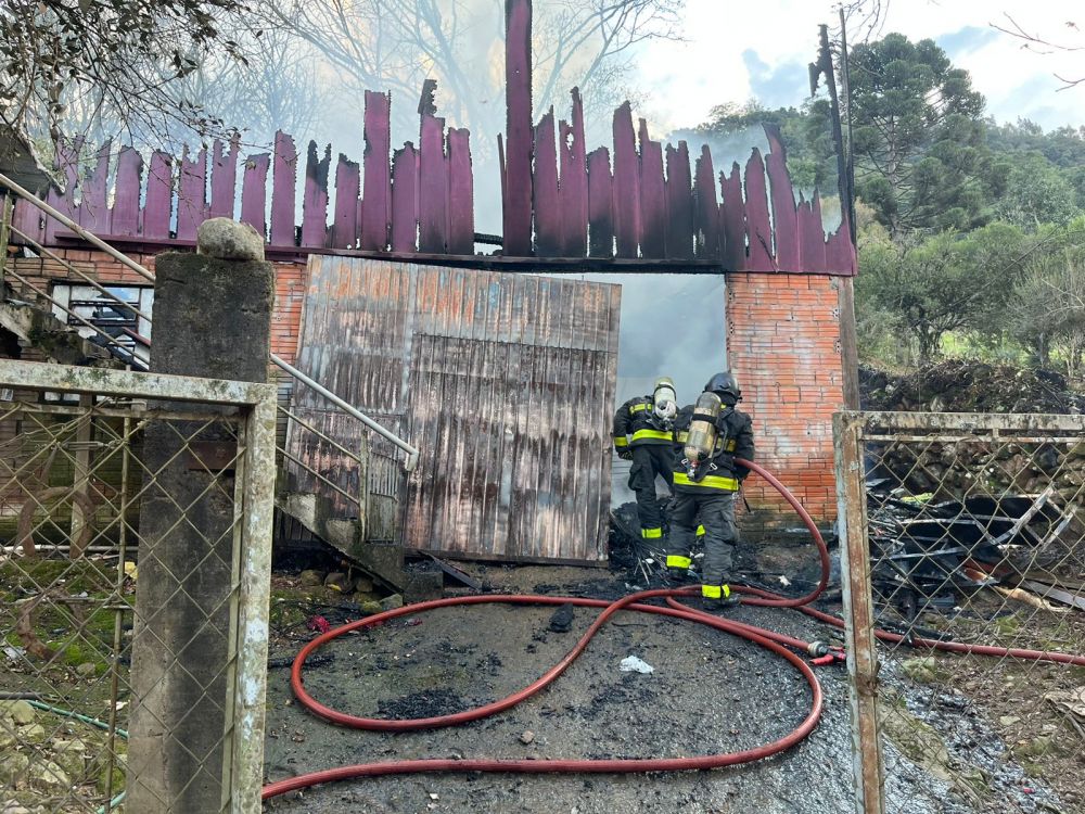  Residência é destruída por incêndio em Bento Gonçalves 