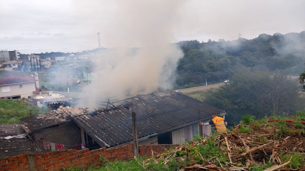 Incêndio causa destruição em residência em Carlos Barbosa