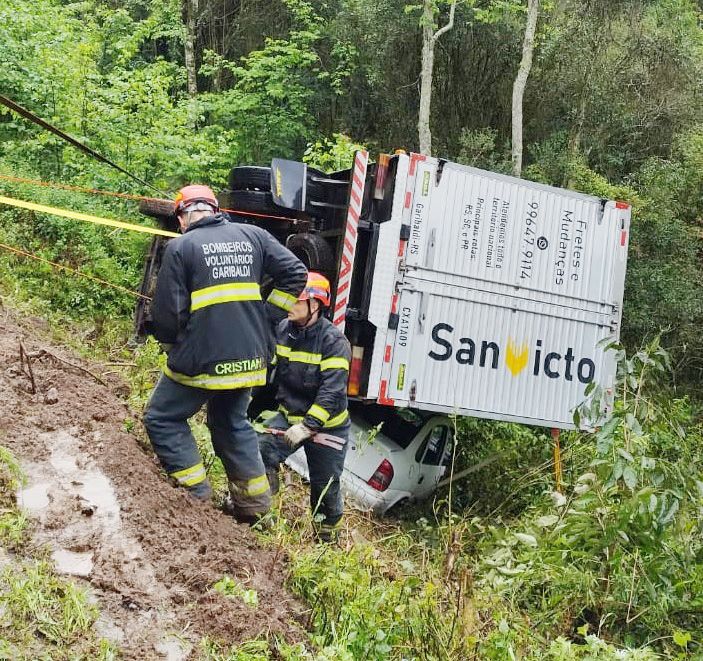  Caminhão tomba sobre veículo e deixa três feridos em Garibaldi 