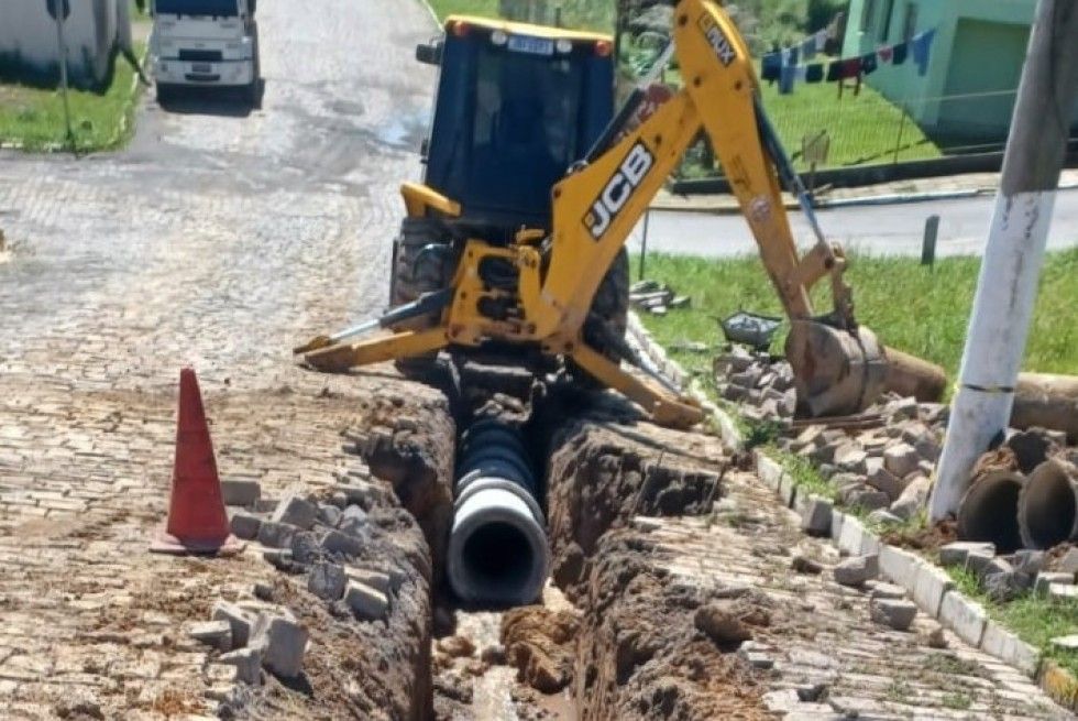 Prefeitura de Carlos Barbosa conserta rede de tubulação em bairro