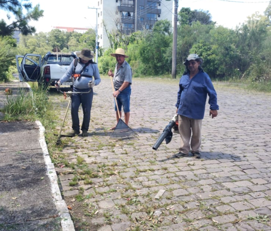   Equipes intensificam limpeza das ruas e manutenção das praças