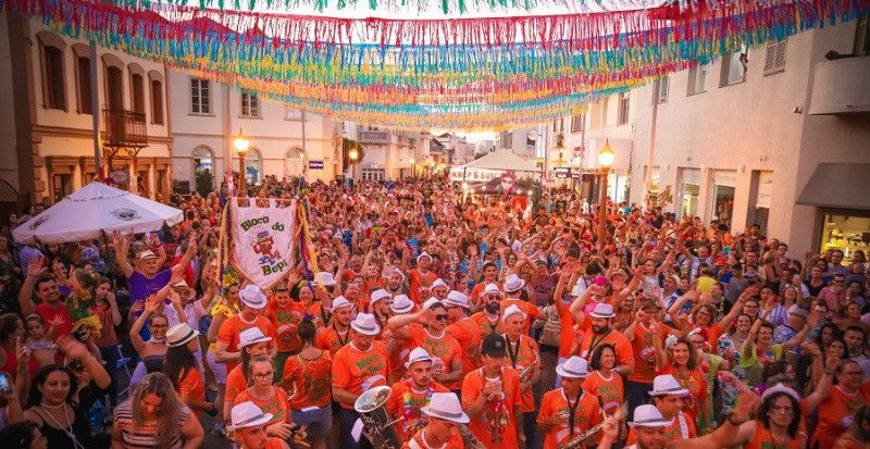 Carnaval Retrô traz alegria e diversão para Garibaldi
