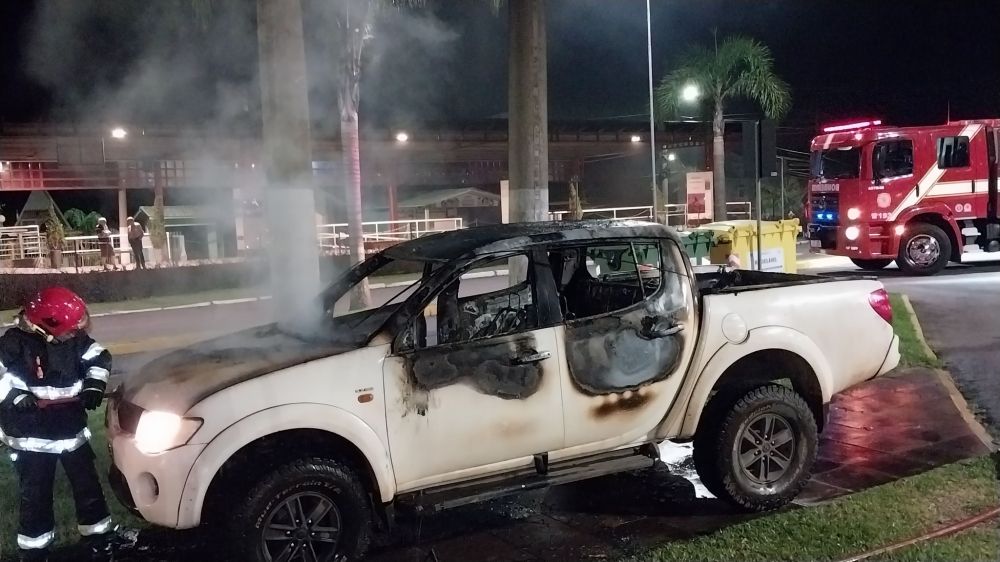  Caminhonete fica destruída pelo fogo em Carlos Barbosa 