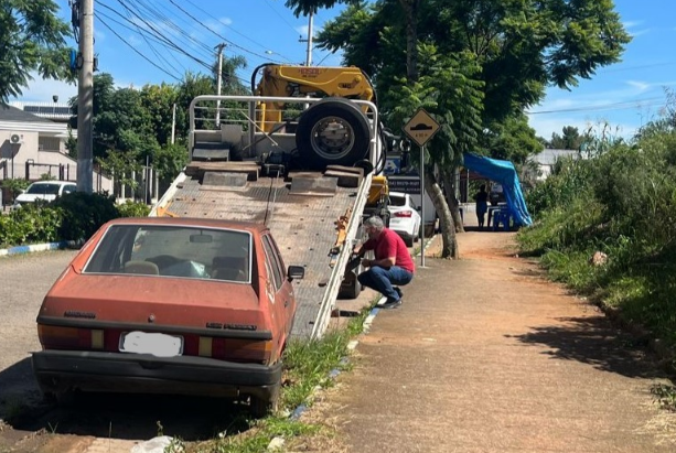 Prefeitura de Bento intensifica recolhimento de carros abandonados