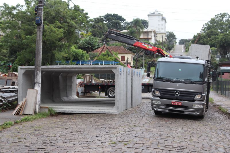 Iniciam os preparativos para o conserto do pontilhão na Rua Silva Jardim