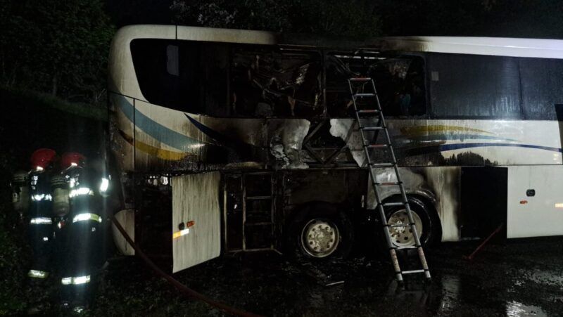 Bombeiros de Carlos Barbosa controlam chamas em ônibus